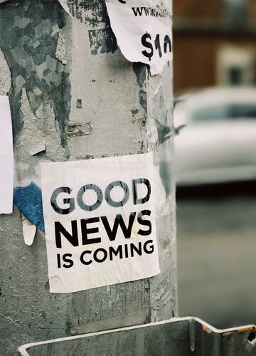 Needs translation: Aufkleber "Good News is coming"