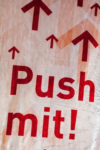 Needs translation: Push Up Club Banner mit der Aufschrift "Push mit"